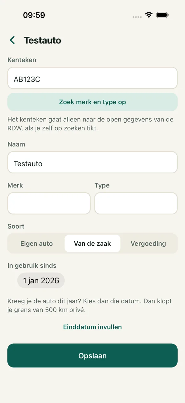 Een auto met het kenteken, de knop Zoek merk en type op, de soort auto en de datum dat hij in gebruik is.